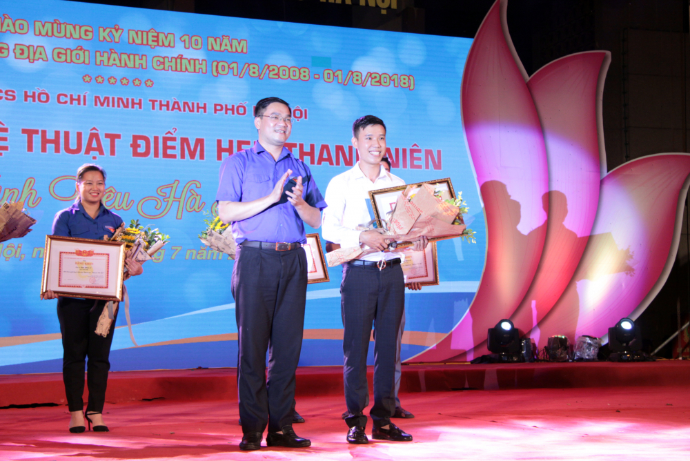 Đồng chí Nguyễn Ngọc Việt – Bí thư Thành đoàn, Chủ tịch Hội LHTN TP Hà Nội trao giải nhất liên hoan thuộc về Cụm thi đua số 5